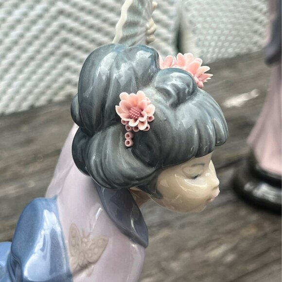 LLADRO PORCELAIN FIGURINE # 4991 "Madame Butterfly" Geisha Girl w/ 2 Fans - Picture 4 of 8